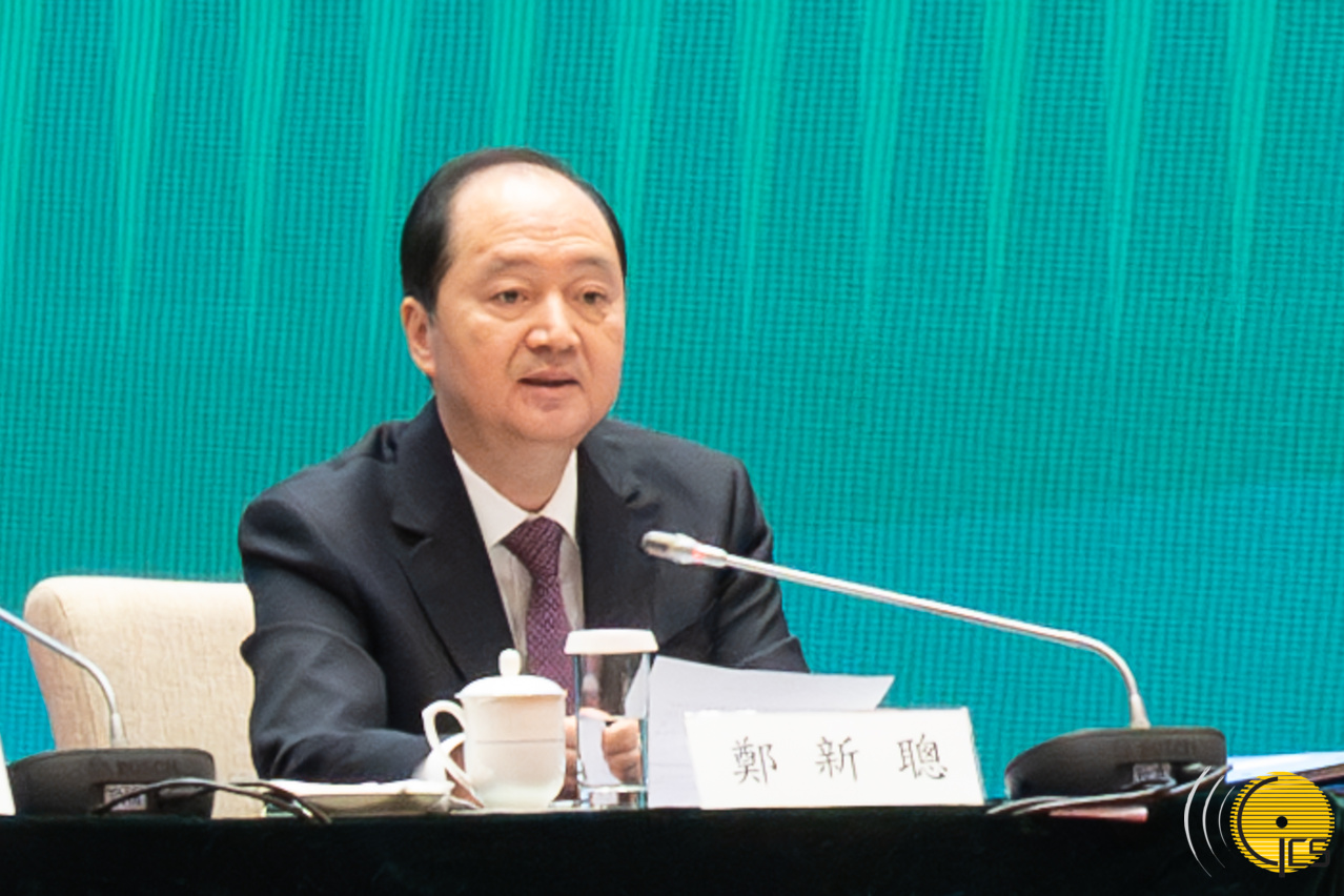 Director do Gabinete de Liga??o do Governo Popular Central na RAEM, Zheng Xincong, discursa na palestra sobre a aprendizagem, difus?o e implementa??o do espírito dos discursos importantes do Presidente Xi Jinping no ambito da visita a Macau destinada a todos os sectores da sociedade de Macau.