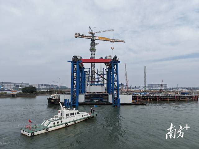 東莞海事護航T9標東索塔提梁站建設及鋼殼塔柱吊裝