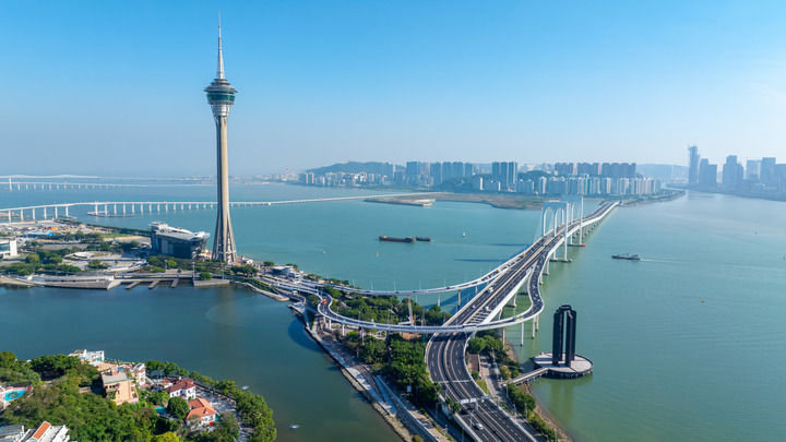 澳門旅游塔、西灣大橋一帶的景色（無人機照片，2024年12月11日攝）。新華社發（張金加 攝）