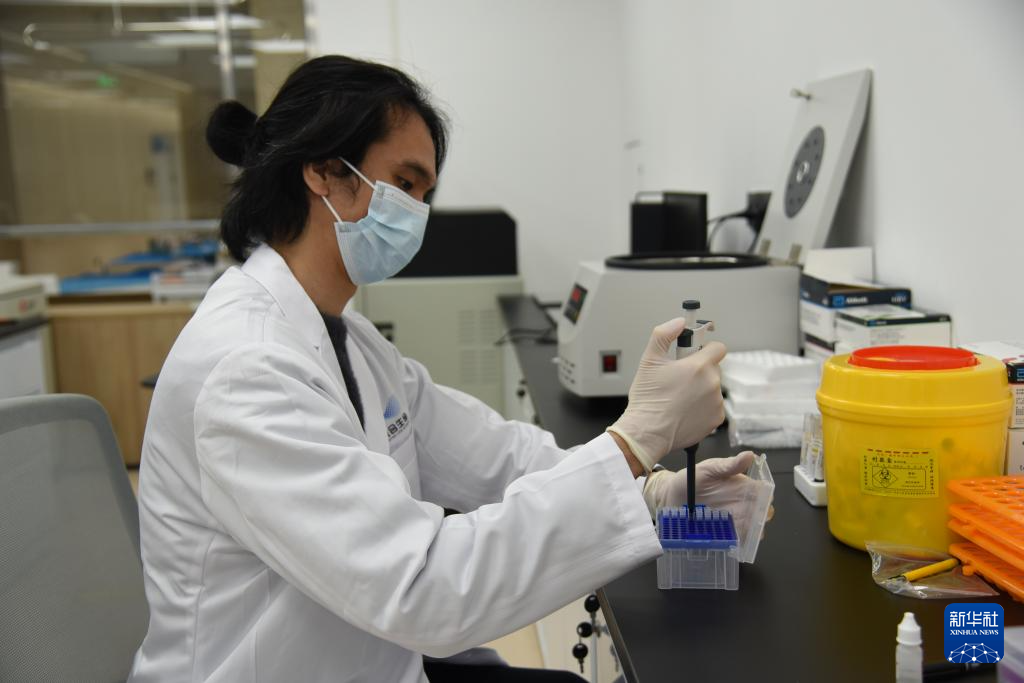 澳門醫生繆永銳在進行實驗操作（12月17日攝）。新華社記者 洪澤華 攝