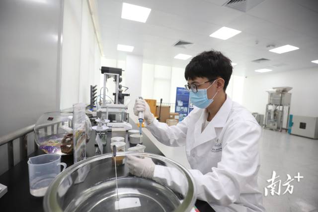位于橫琴·澳門青年創(chuàng)業(yè)者內(nèi)的珠海澳大研究院，工作人員正在進(jìn)行科研實驗。南方+記者 關(guān)銘榮 攝