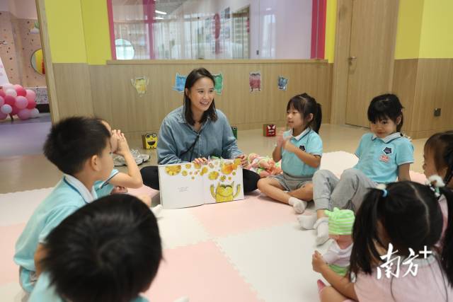 橫琴新街坊家庭服務(wù)中心，孩子們在聽繪本故事。南方+記者 關(guān)銘榮 攝