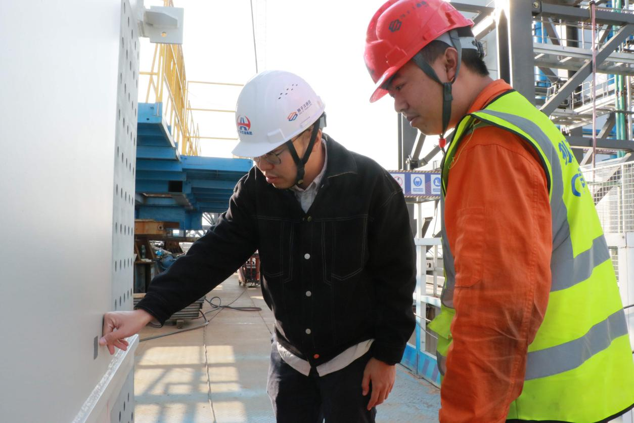 陳炳耀和同事在獅子洋通道建設現場