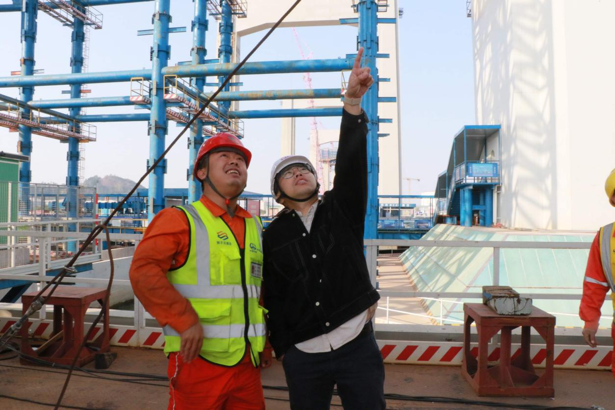 陳炳耀和同事在獅子洋通道建設現場