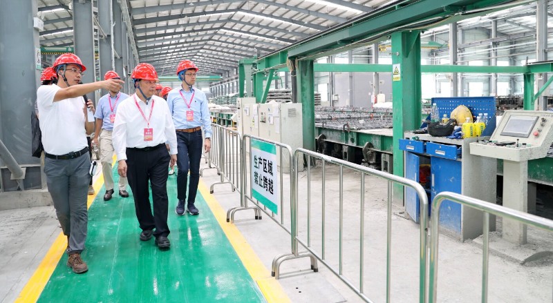 第十三屆全國人大常委會委員譚耀宗先生、香港工聯會主席吳秋北先生參觀聯盟會員單位的MiC生產線。圖源惠州裝配式供港聯盟