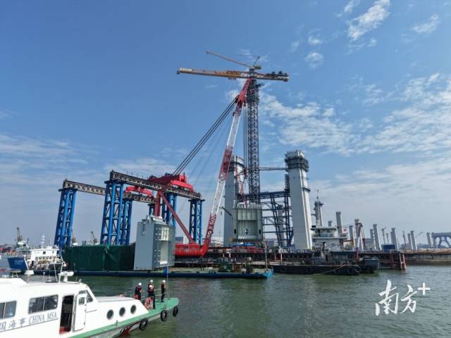 獅子洋通道東莞?jìng)?cè)塔柱鋼殼及橫梁節(jié)段順利吊裝，并成功實(shí)施對(duì)接。