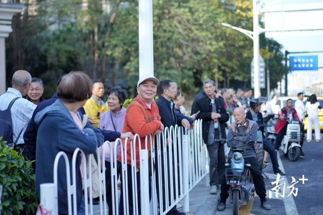 市民十分關注廣佛大橋的開通。