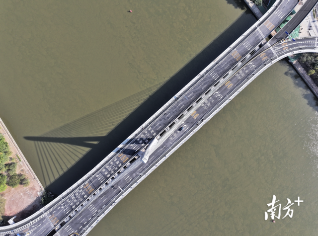 大橋長約1.3公里，共設置1座主線橋及4座匝道橋，主線設置雙向六車道。