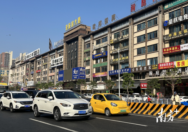 家住在大瀝中海金沙灣的周先生得知大橋開通消息后，開著他的“小黃車”早早來排隊。