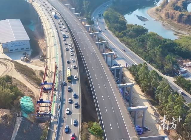 廣韶高速南段改擴建項目旦架哨大橋施工現場。