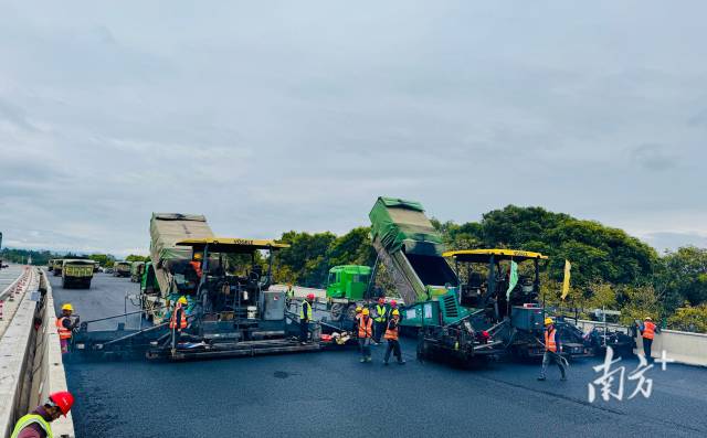 長深高速河惠段改擴建項目瀝青攤鋪作業緊張有序開展。