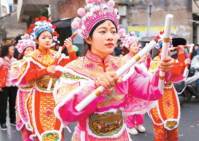  春節期間，英歌舞隊員在廣東省汕頭市潮陽區海門鎮街頭巡游表演。王文攝（人民視覺）