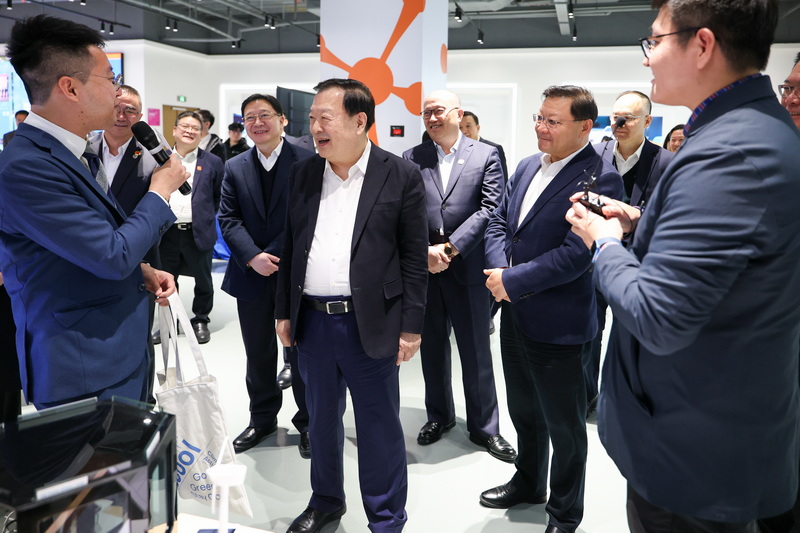 夏寶龍走訪香港科學(xué)園深圳分園