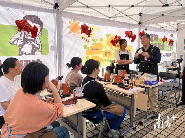 活動現場設置“即學職會 秒懂咖啡”展位。