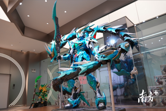 在摩動核，巨型敖丙氣勢十足。