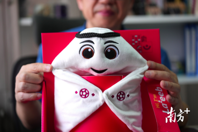 世界杯吉祥物拉伊卜（La'eeb）毛絨玩具。