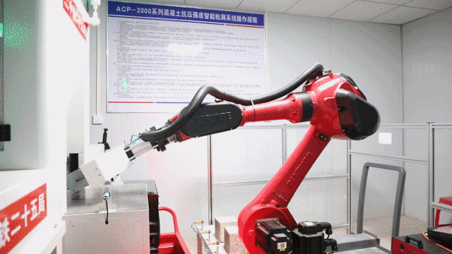 廣東各個重大項目工地建設(shè)不停歇，奮戰(zhàn)開門紅，機器人“工友”們也在多個工地上崗，助力大項目“加速跑”。