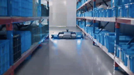 塔斯克機器人首創出一體伸縮行走式懸掛叉臂，既能像無人叉車一樣直接從地面插取托盤，又能像潛伏式AGV一樣原地旋轉。