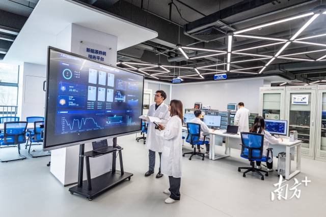 澳門太赫茲科技有限公司實驗室內，科研人員正在溝通交流。