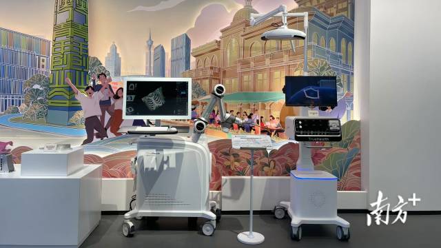 走進“琴澳和鳴——橫琴粵澳深度合作區建設主題展”，機械臂正以毫米級精度演繹“生命方程式”。
