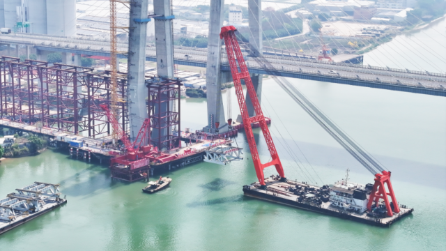 △跨磨刀門水道主橋首榀鋼桁梁成功架設(shè)，深江高鐵建設(shè)迎來新進(jìn)展。