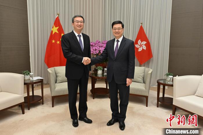 3月18日，香港特區行政長官李家超(右)與東莞市委書記韋皓(左)會面。香港特區政府新聞處供圖