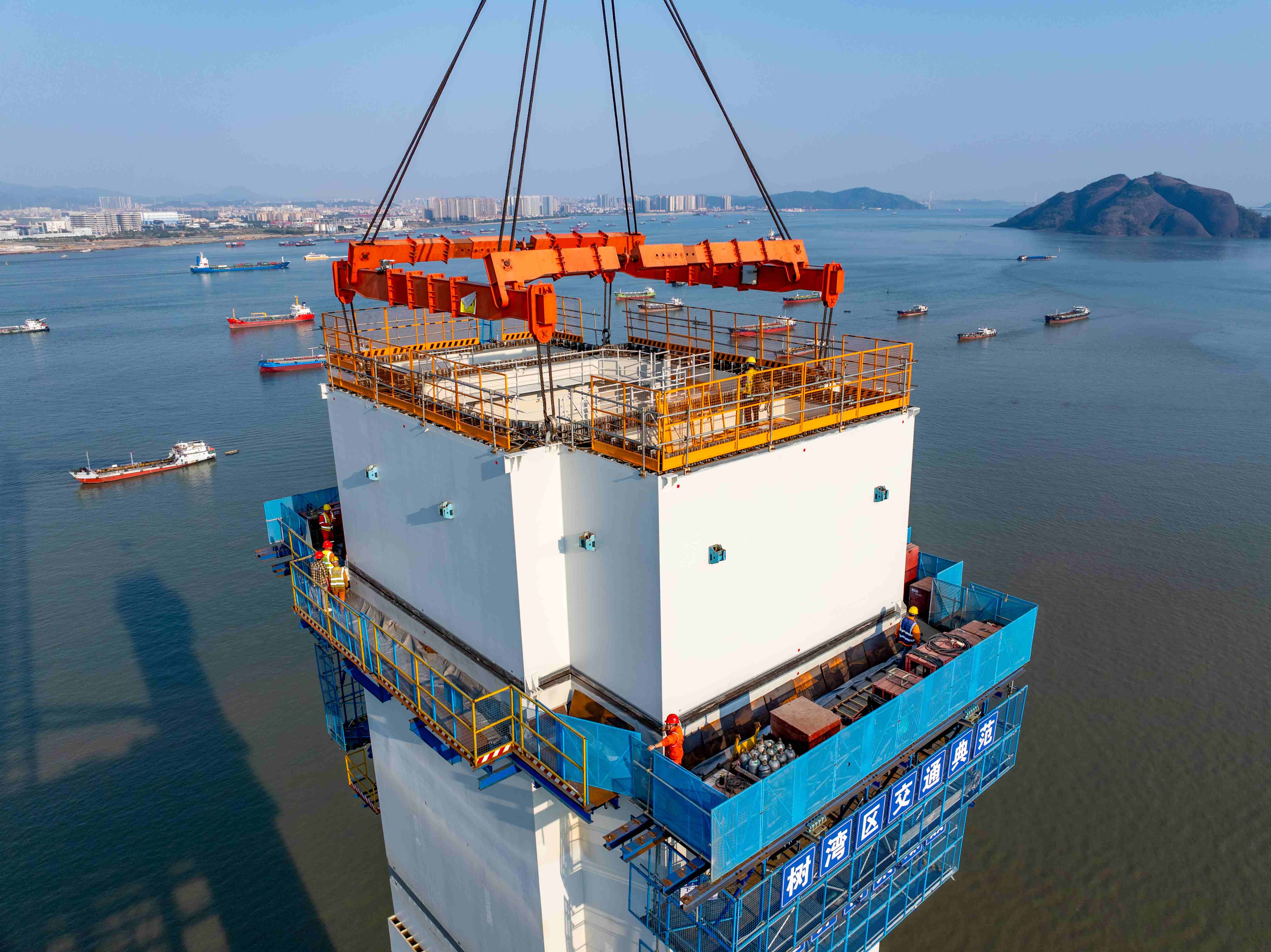 獅子洋大橋正進行索塔節段吊裝作業。攝影：馮珠仔