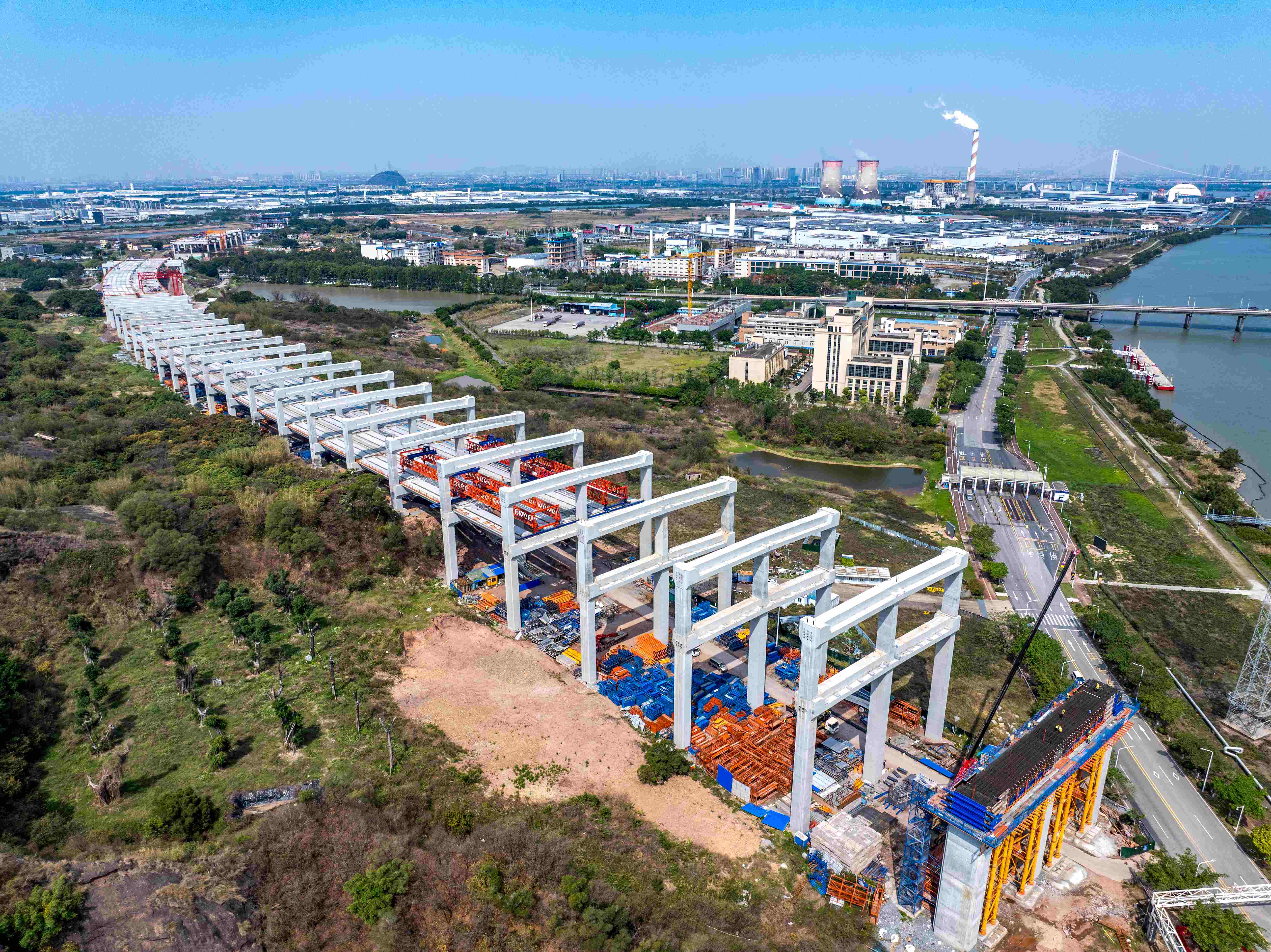 獅子洋大橋引橋段正進行預制梁架設施工。攝影：馮珠仔