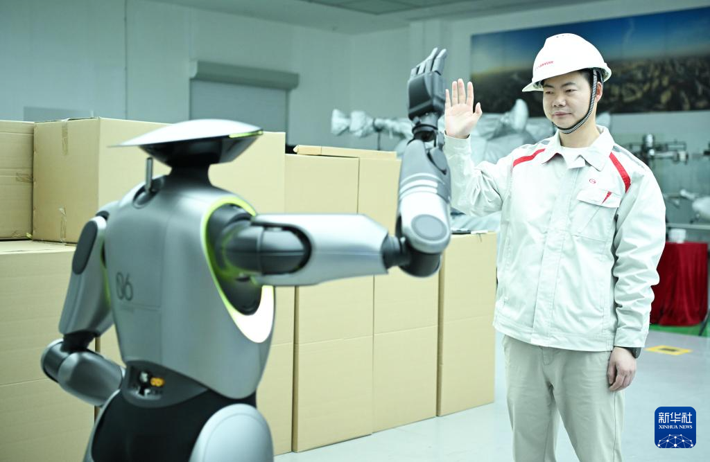 在位于廣州的廣汽研究院，技術(shù)人員演示人形機器人GoMate互動功能（3月18日攝）。