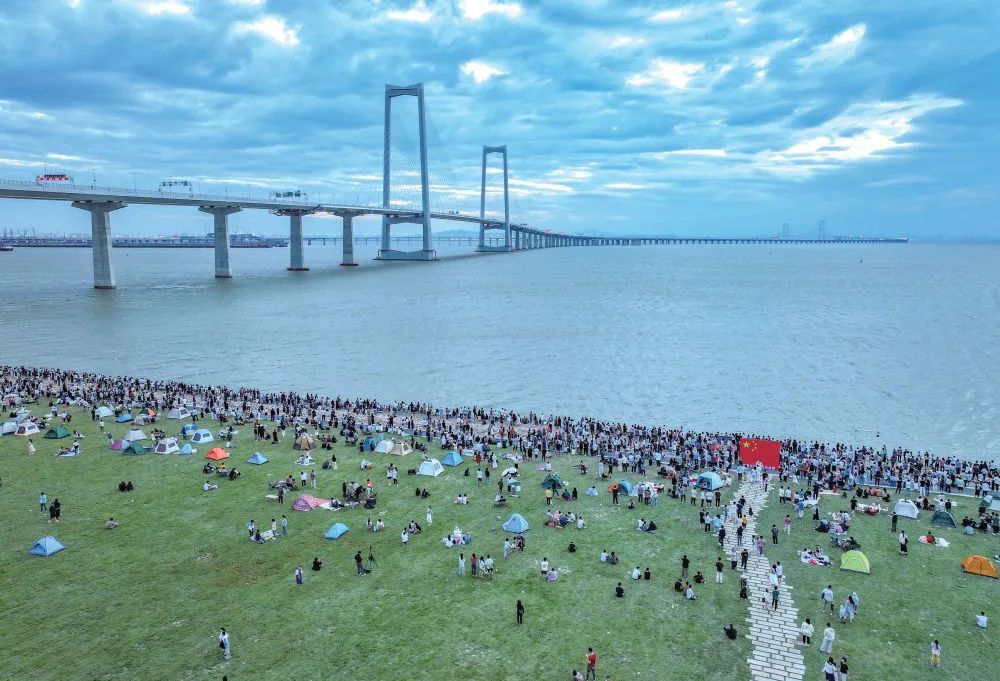 2024年10月，廣東中山，市民在深中通道起步點大草坪等待日出