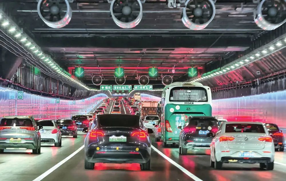 2024年6月30日，開通首日的深中通道海底沉管隧道內車流如織（劉大偉/攝）