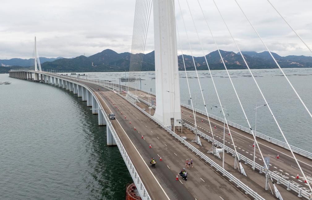  2月23日，運(yùn)動(dòng)員跑在深圳灣大橋上（無(wú)人機(jī)照片）。當(dāng)日，2025深港馬拉松賽暨第十五屆全國(guó)運(yùn)動(dòng)會(huì)田徑（馬拉松）測(cè)試賽開(kāi)跑。新華社記者 毛思倩 攝