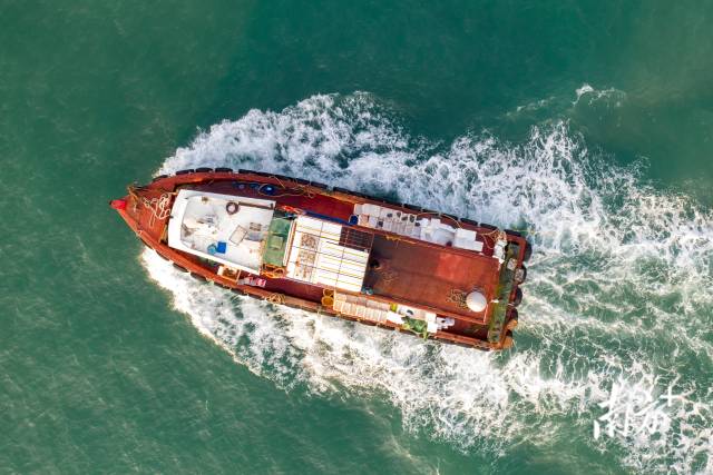 船在海上行駛。