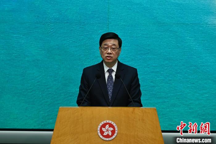 5月6日，香港特區(qū)行政長(zhǎng)官李家超出席行政會(huì)議前會(huì)見媒體時(shí)宣布，他將于5月10日率團(tuán)前往卡塔爾和科威特訪問。　中新社記者 李志華 攝