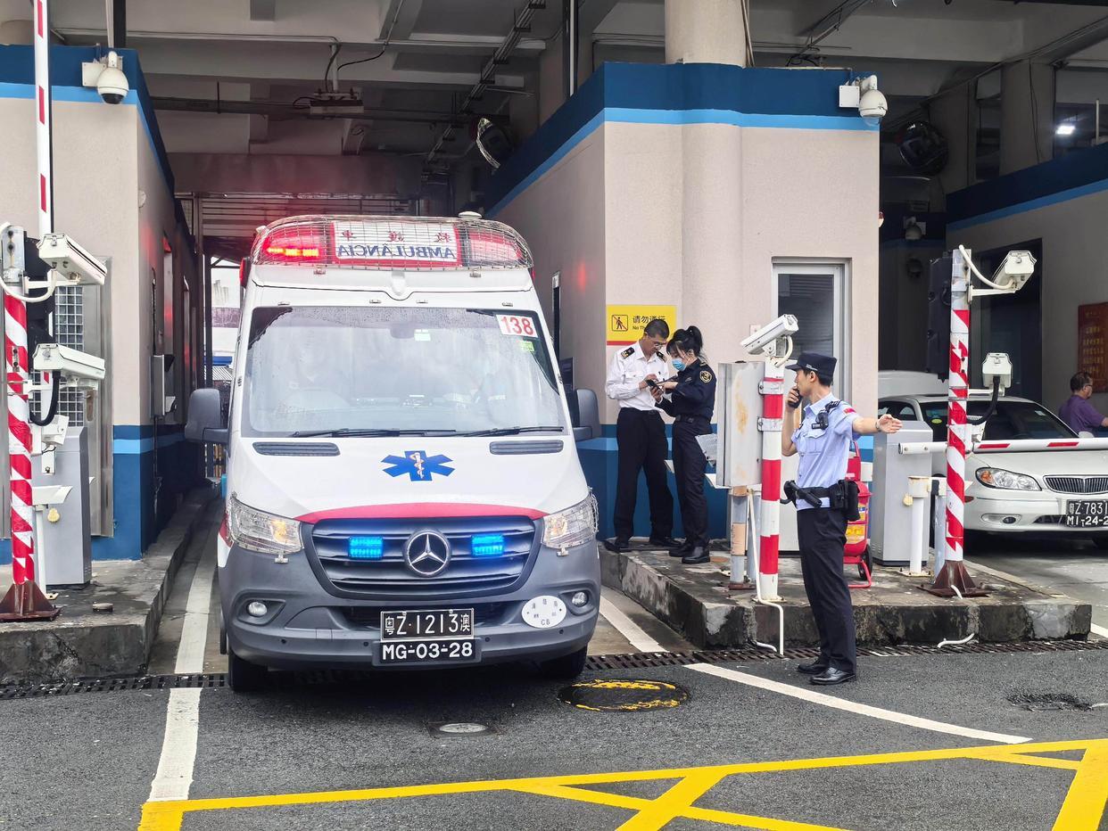 珠澳首臺跨境轉運救護車經拱北口岸順利通關