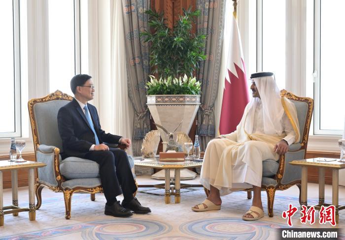 5月11日，香港特區行政長官李家超率領香港與中國內地企業商貿代表團展開卡塔爾訪問行程。圖為李家超(左)與卡塔爾埃米爾(國家元首)塔米姆(右)會面。(香港特區政府新聞處供圖)