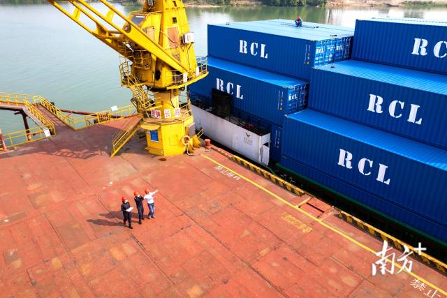 江門海關關員到轄區企業開展實地監管