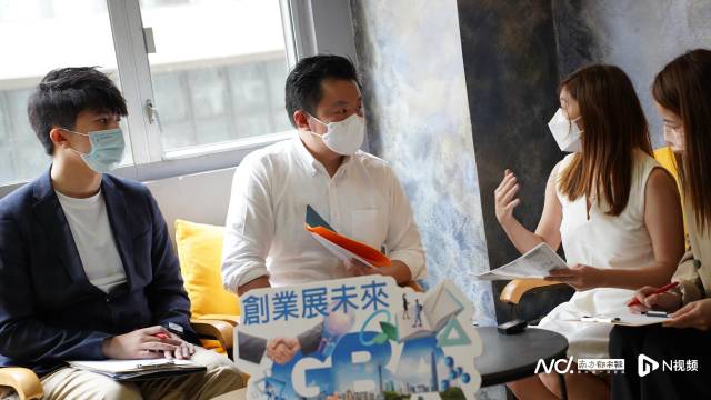 梁毓偉在2022年創業展未來活動現場與青年人交流互動。  