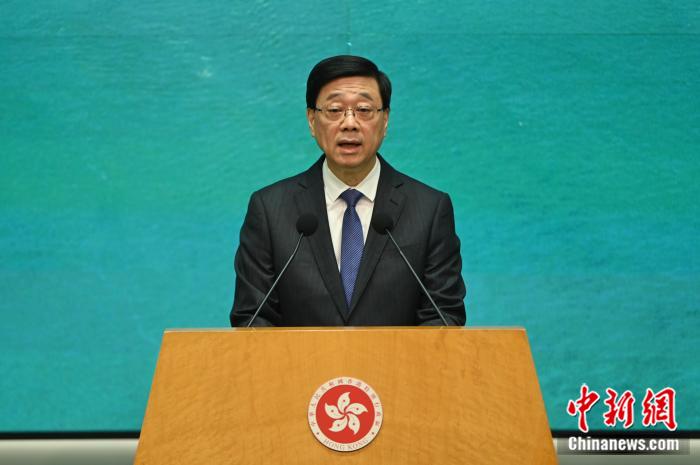 5月27日，香港特區行政長官李家超出席行政會議前會見媒體時表示，國際調解院落戶為香港將帶來多方面重大利益，不僅可提升香港國際地位，還能帶來經濟效益，并完善香港法治體系。中新社記者李志華攝
