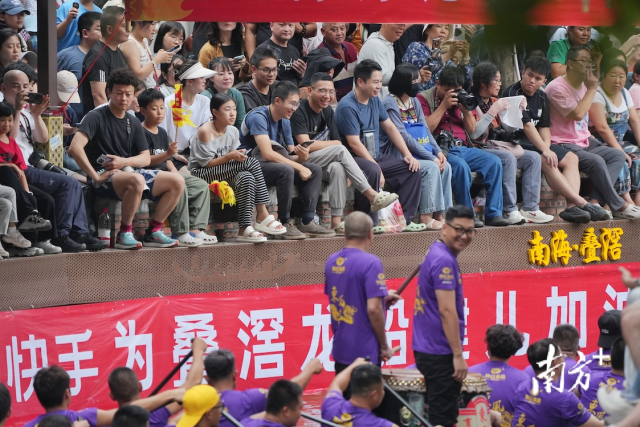 南海疊滘龍船漂移，吸引了全國關注。廖明璨攝