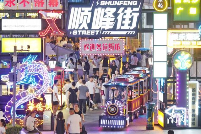 文旅產業發展，為佛山消費經濟帶來了活力。圖為順德網紅街區的熱鬧景象。戴嘉信 攝