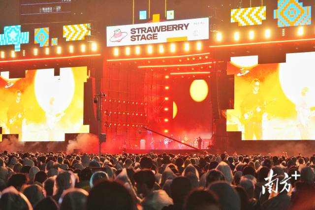 文旅產業不斷為佛山帶來人氣和財氣，演藝經濟就是其中的成功典型。圖為草莓音樂節。廖明璨 攝