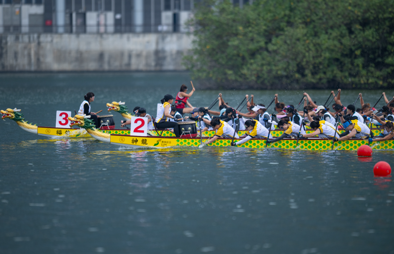 5月31日，參賽隊伍在2025澳門國際龍舟賽上競逐。新華社發