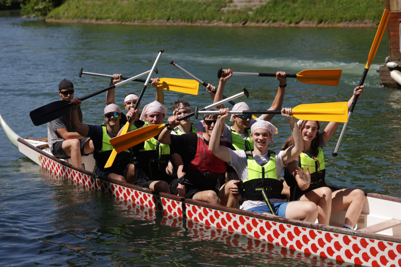 5月31日，在斯洛文尼亞首都盧布爾雅那，人們參加龍舟賽活動。新華社發