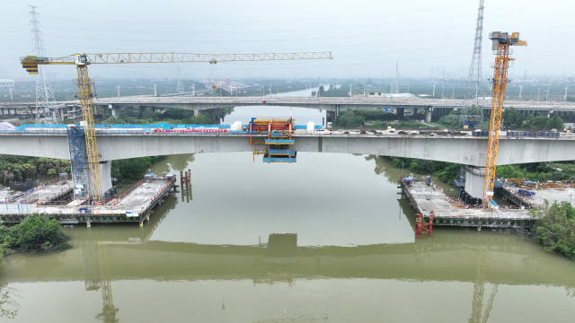 深江鐵路江門段跨江門水道連續梁施工現場。