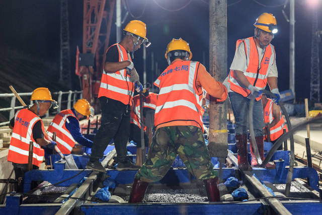 首段無砟軌道道床板澆筑現場。圖源：南方＋