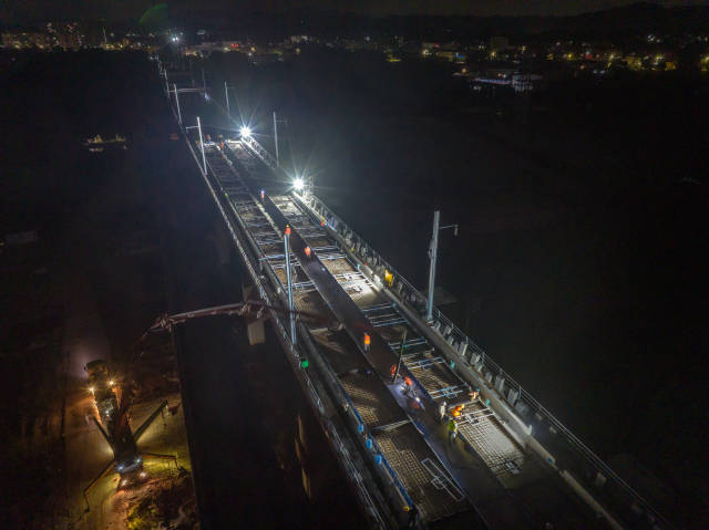 首段無砟軌道道床板澆筑現場。圖源：南方＋