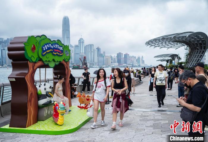 2025年6月2日，中國內地端午節假期期間，游客在香港尖沙咀星光大道一帶觀光游覽。(資料圖) 中新社記者 侯宇 攝