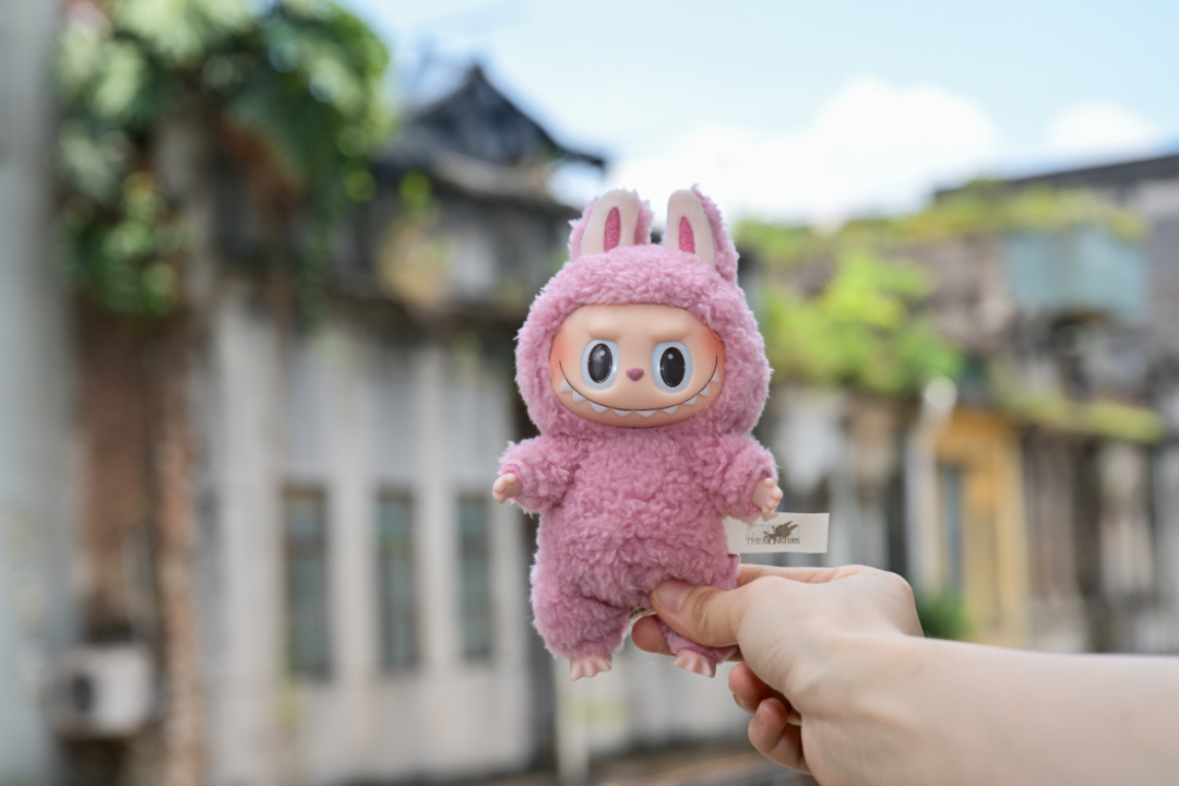 網友攜LABUBU打卡東莞石龍騎樓。