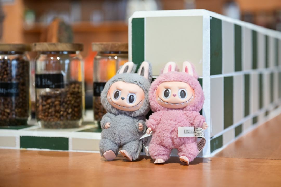 網友攜LABUBU打卡翡翠宮·非遺食語·莞。